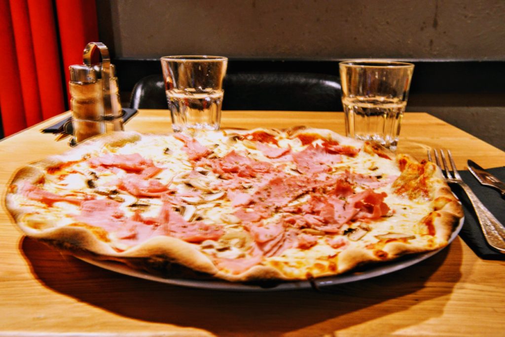 Pizza Reine à emporter Cafe pépone